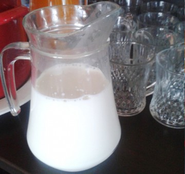 Lapte bio produs în România, lansat de greci